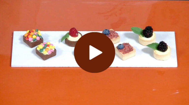 Mini trendy assortito con crema pasticcera e frutta fresca