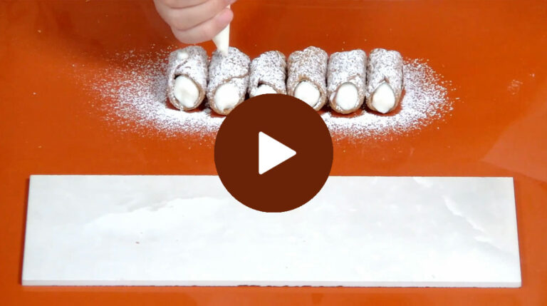 Finger food cannoli siciliani con crema di ricotta e ciliegie candite